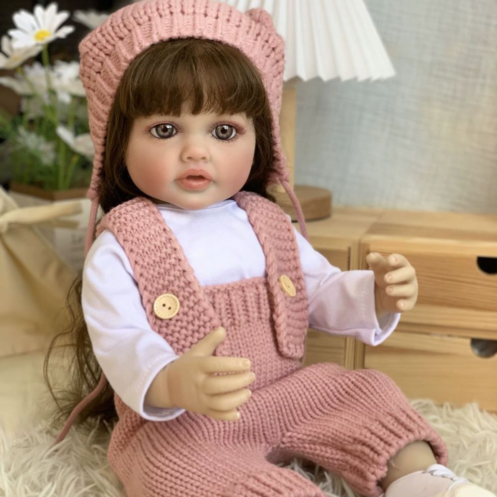 Muñeca realista con sensor de movimiento.