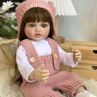 Muñeca realista con sensor de movimiento.